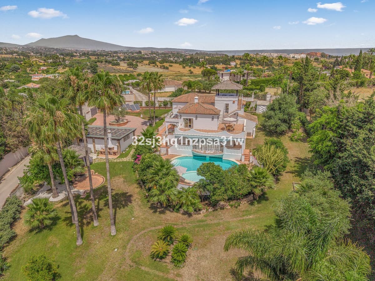 Detached Villa in Estepona — photo 1 of 10