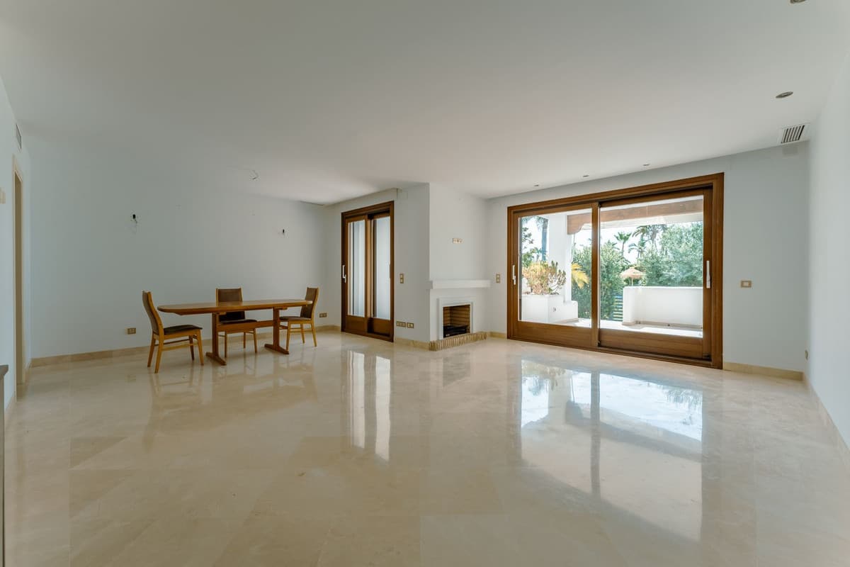 Townhouse in El Paraiso — photo 4 of 10
