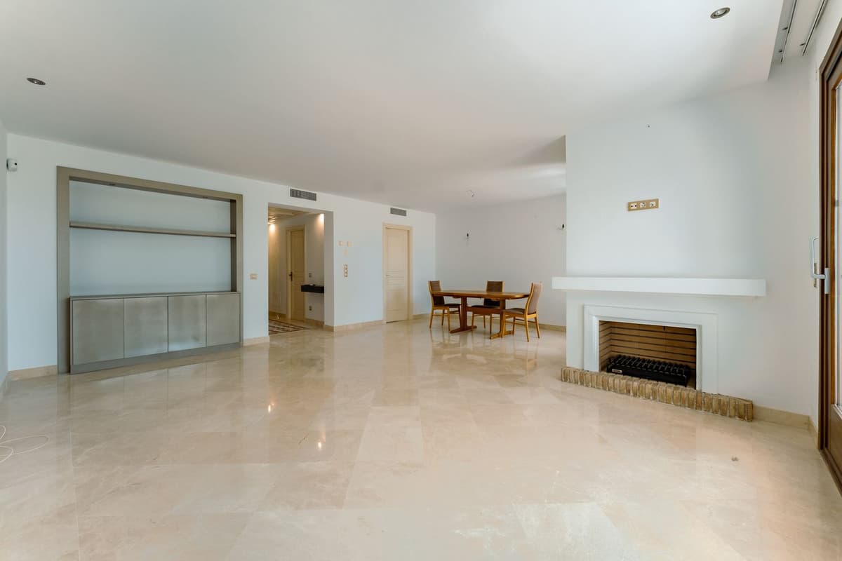 Townhouse in El Paraiso — photo 9 of 10