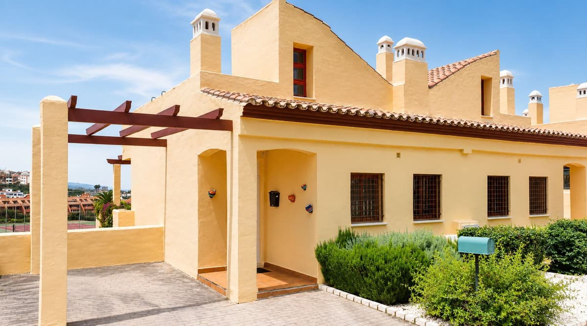 Semi-Detached House in La Duquesa — photo 1 of 10