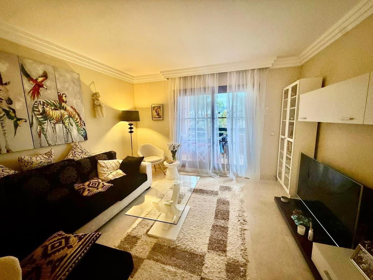 Middle Floor Apartment in Benahavís — photo 3 of 10