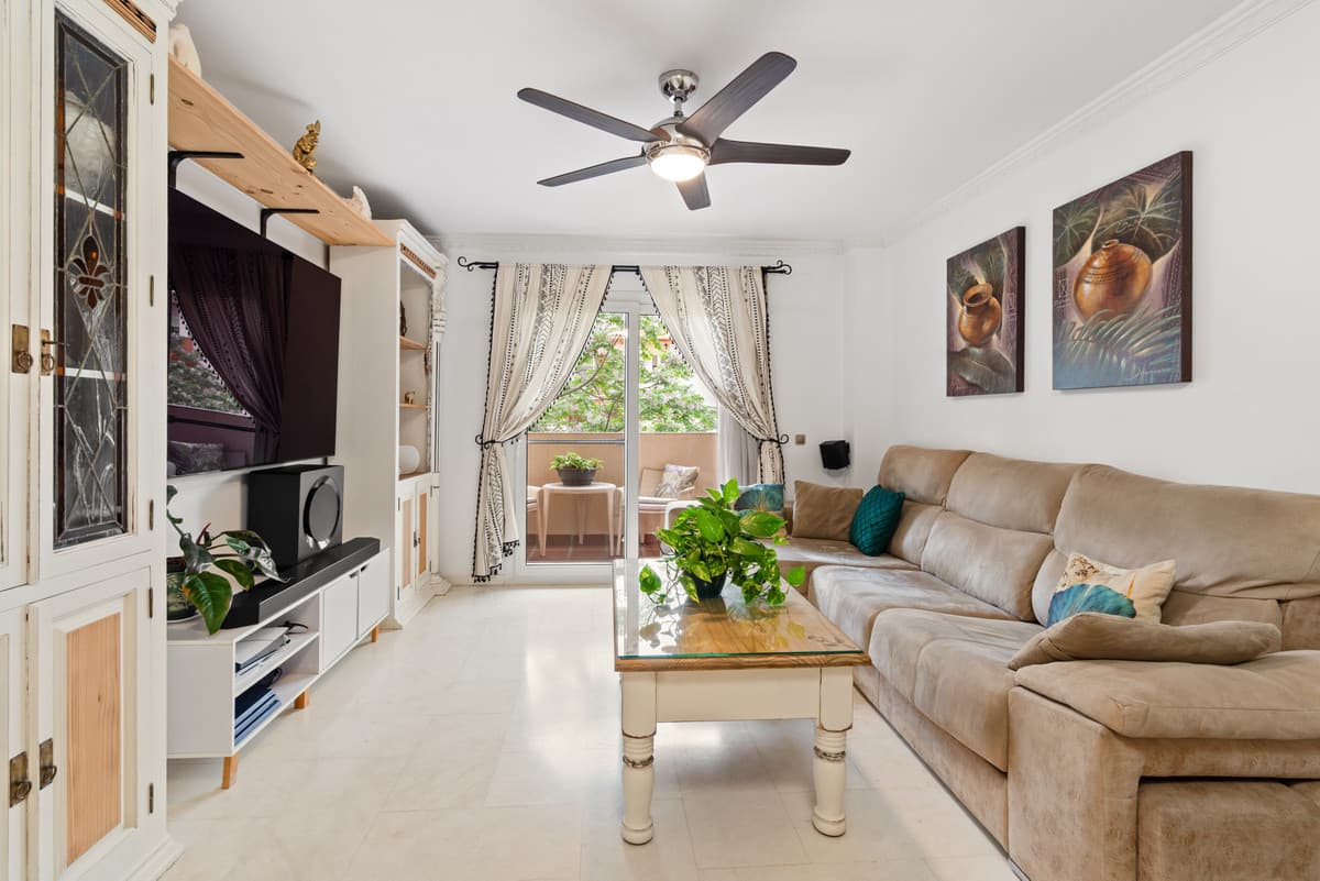 Middle Floor Apartment in Estepona — photo 3 of 10
