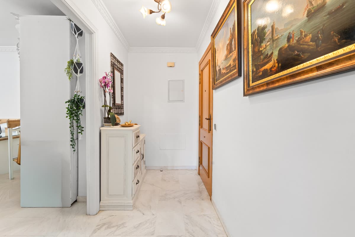 Middle Floor Apartment in Estepona — photo 4 of 10