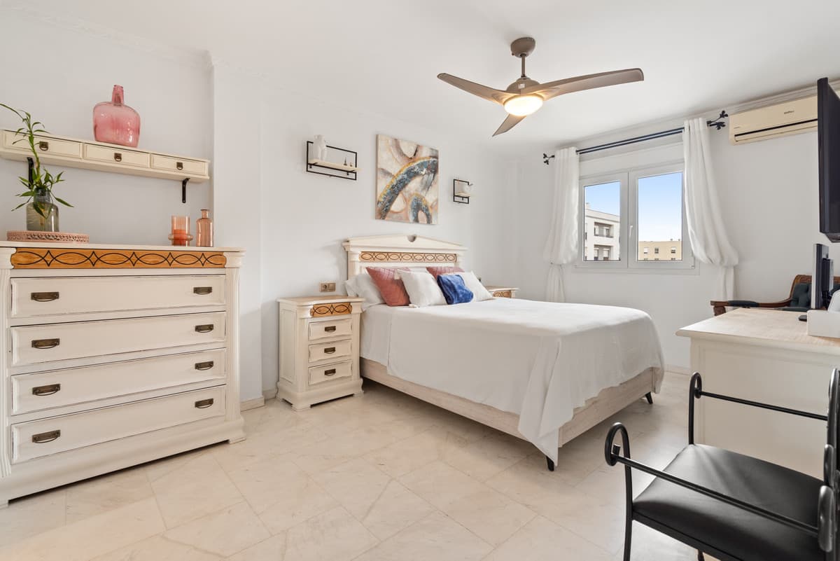 Middle Floor Apartment in Estepona — photo 9 of 10