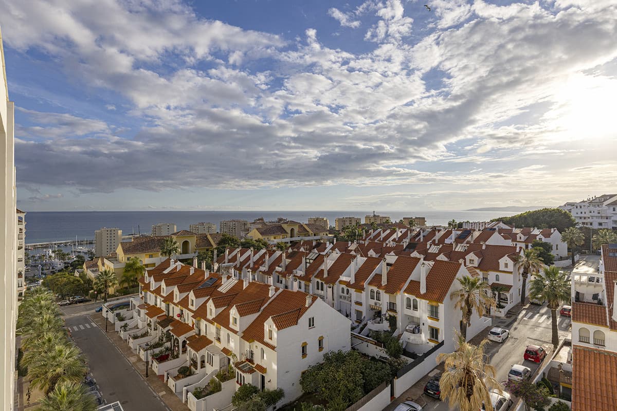Middle Floor Apartment in Estepona — photo 1 of 10