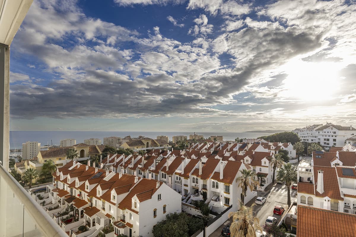 Middle Floor Apartment in Estepona — photo 3 of 10