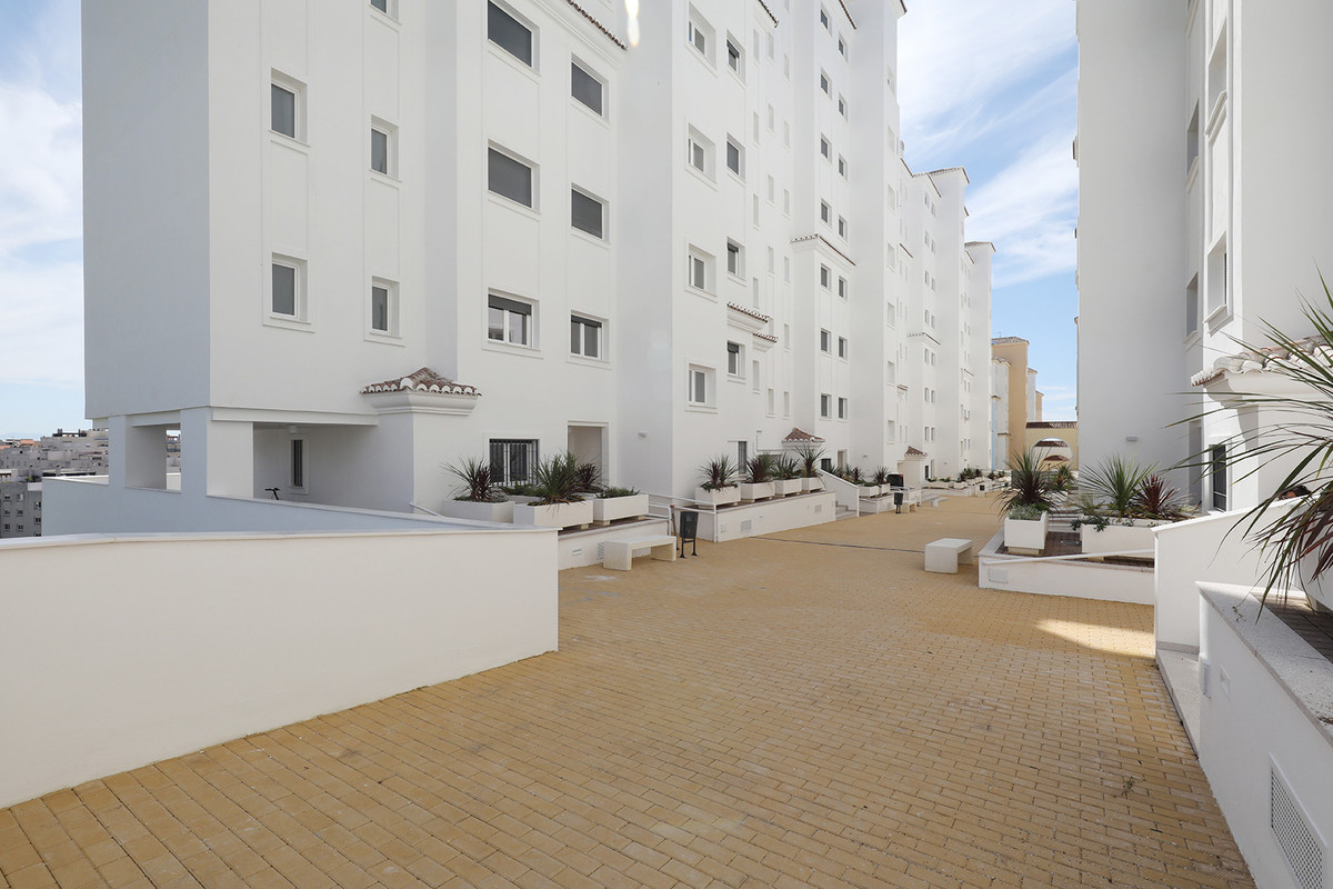 Middle Floor Apartment in Estepona — photo 8 of 10