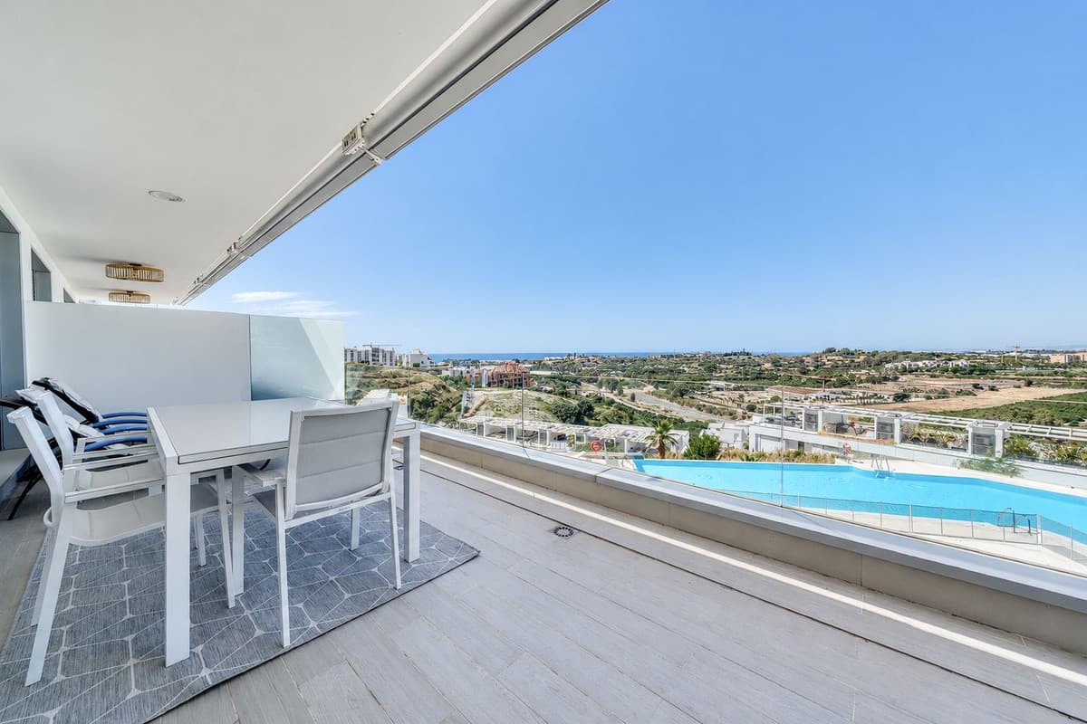 Middle Floor Apartment in Estepona — photo 1 of 10