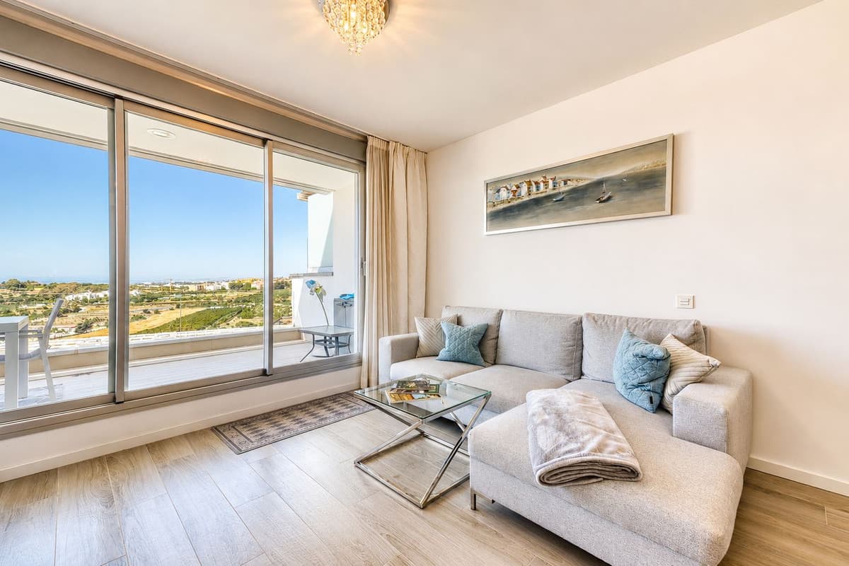 Middle Floor Apartment in Estepona — photo 7 of 10