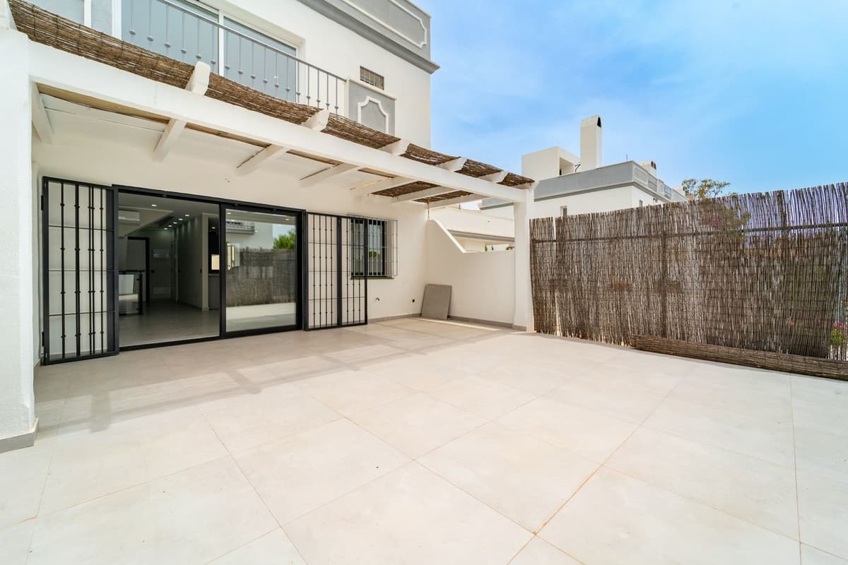 Townhouse in Estepona — photo 2 of 10