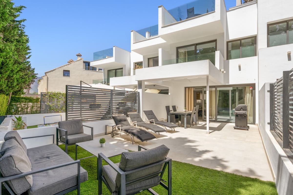 Townhouse in Estepona — photo 1 of 10