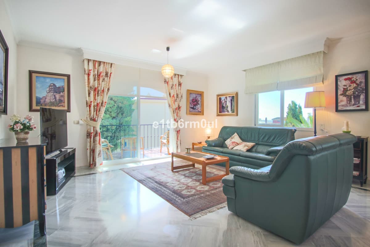 Middle Floor Apartment in The Golden Mile — photo 2 of 10