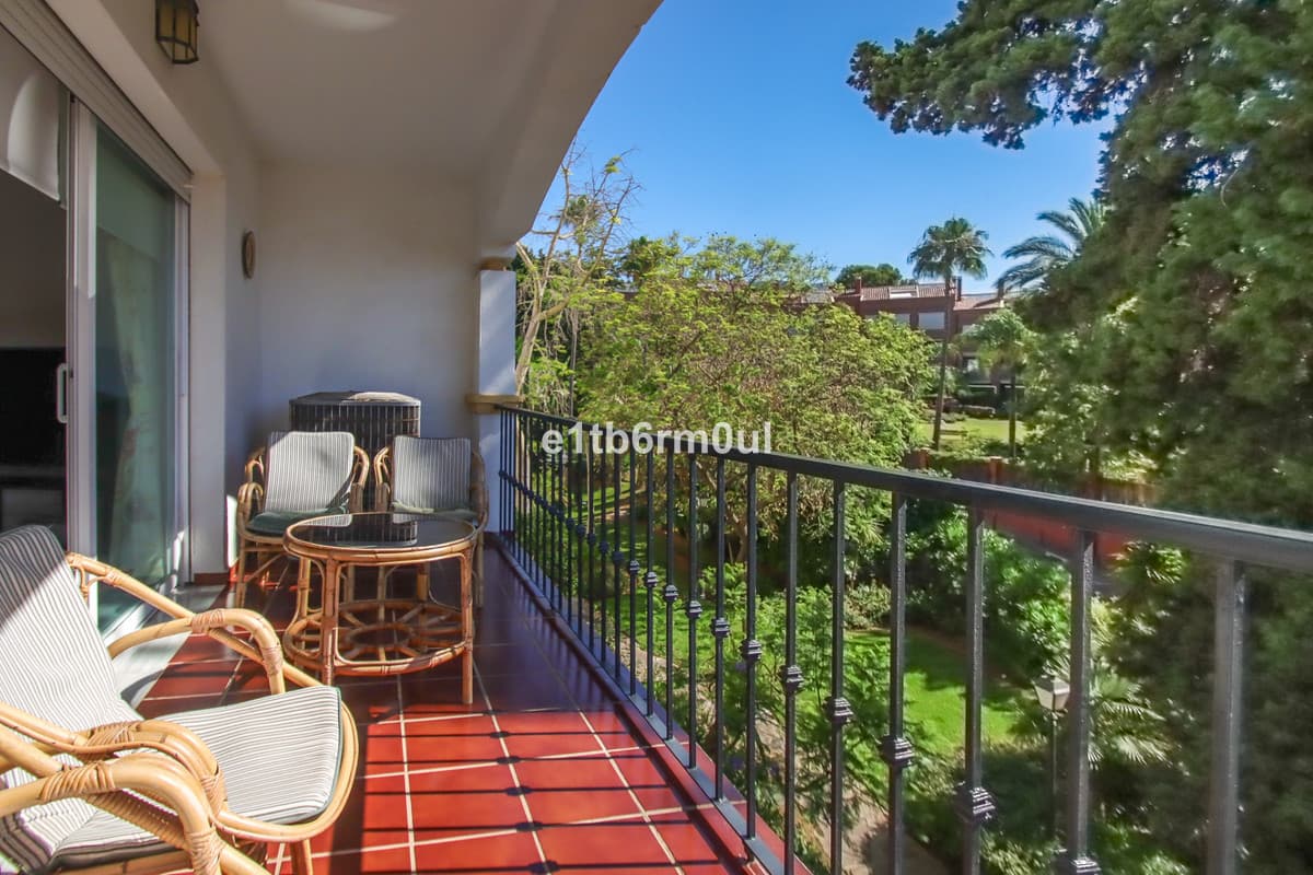 Middle Floor Apartment in The Golden Mile — photo 4 of 10