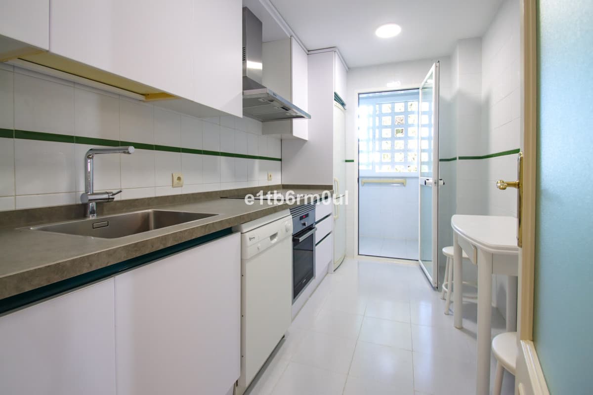 Middle Floor Apartment in The Golden Mile — photo 8 of 10