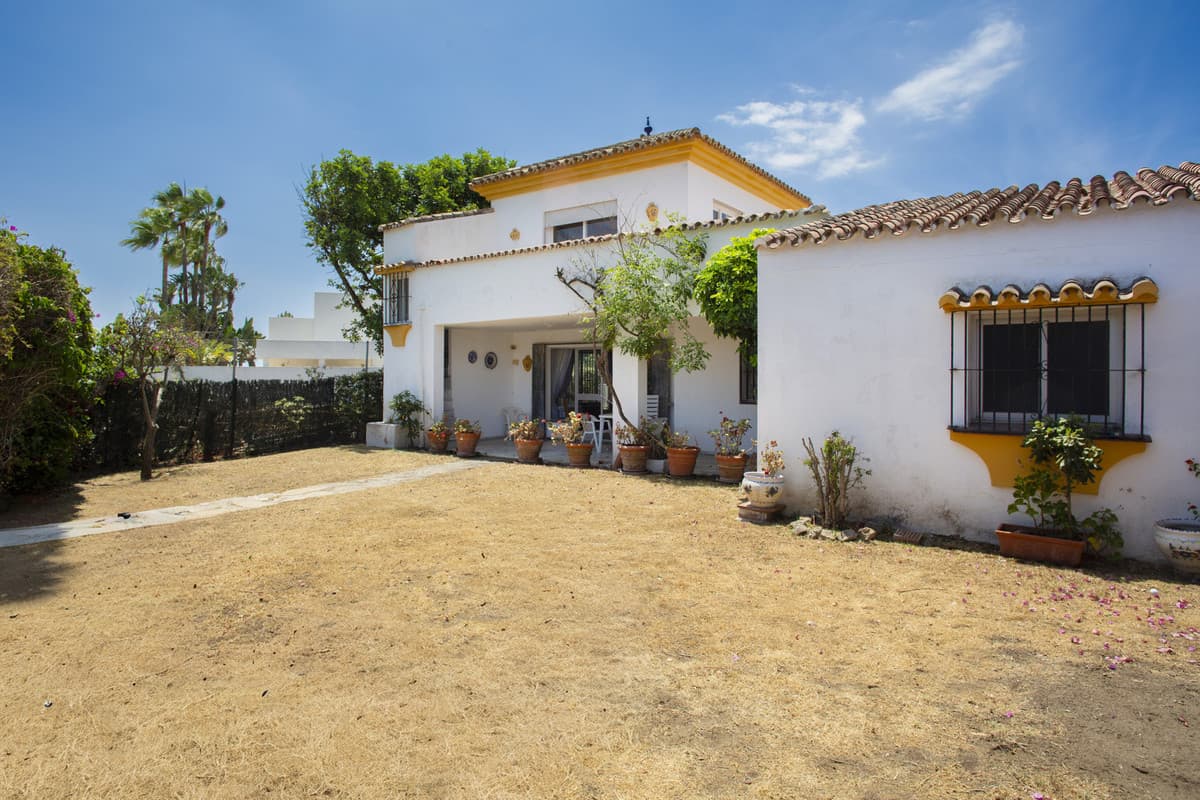 Detached Villa in Guadalmina Baja — photo 2 of 10