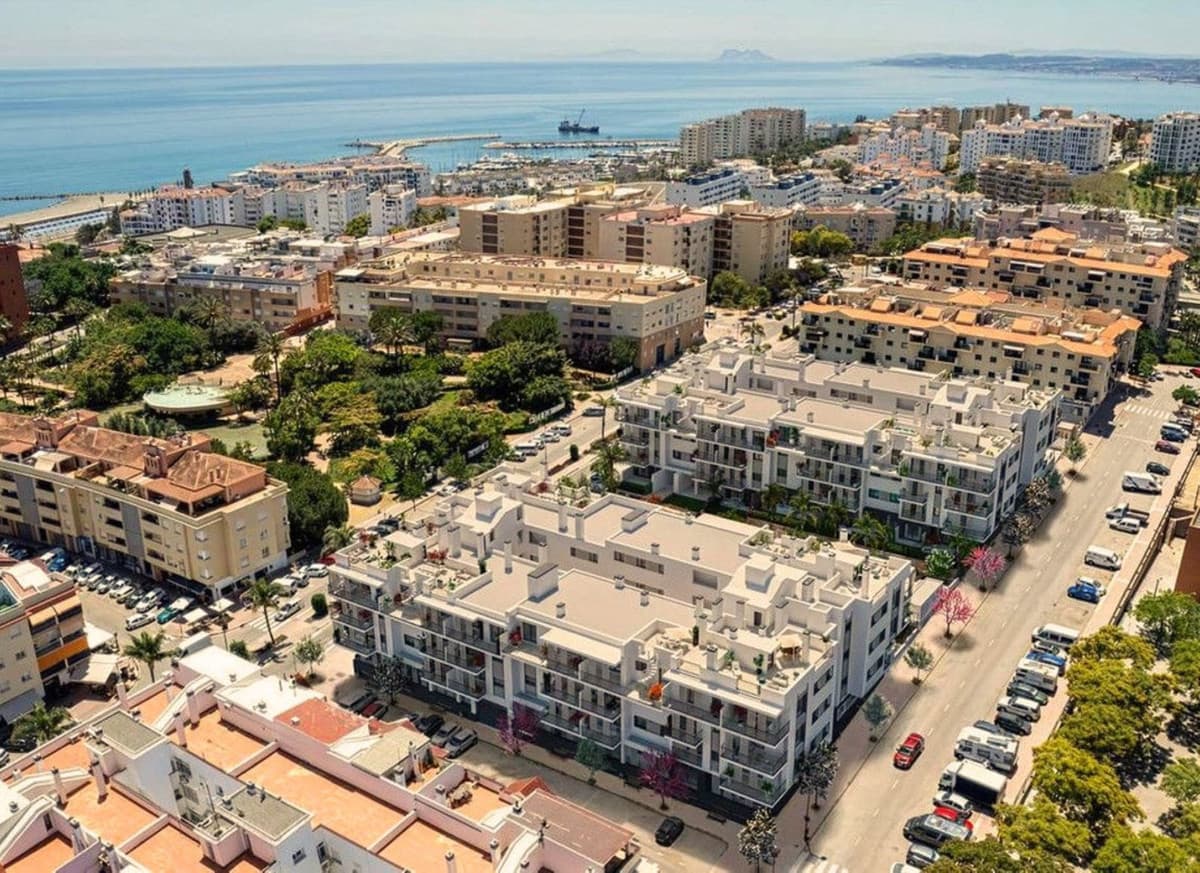 Middle Floor Apartment in Estepona — photo 2 of 10