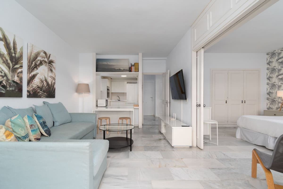 Middle Floor Apartment in The Golden Mile — photo 7 of 10