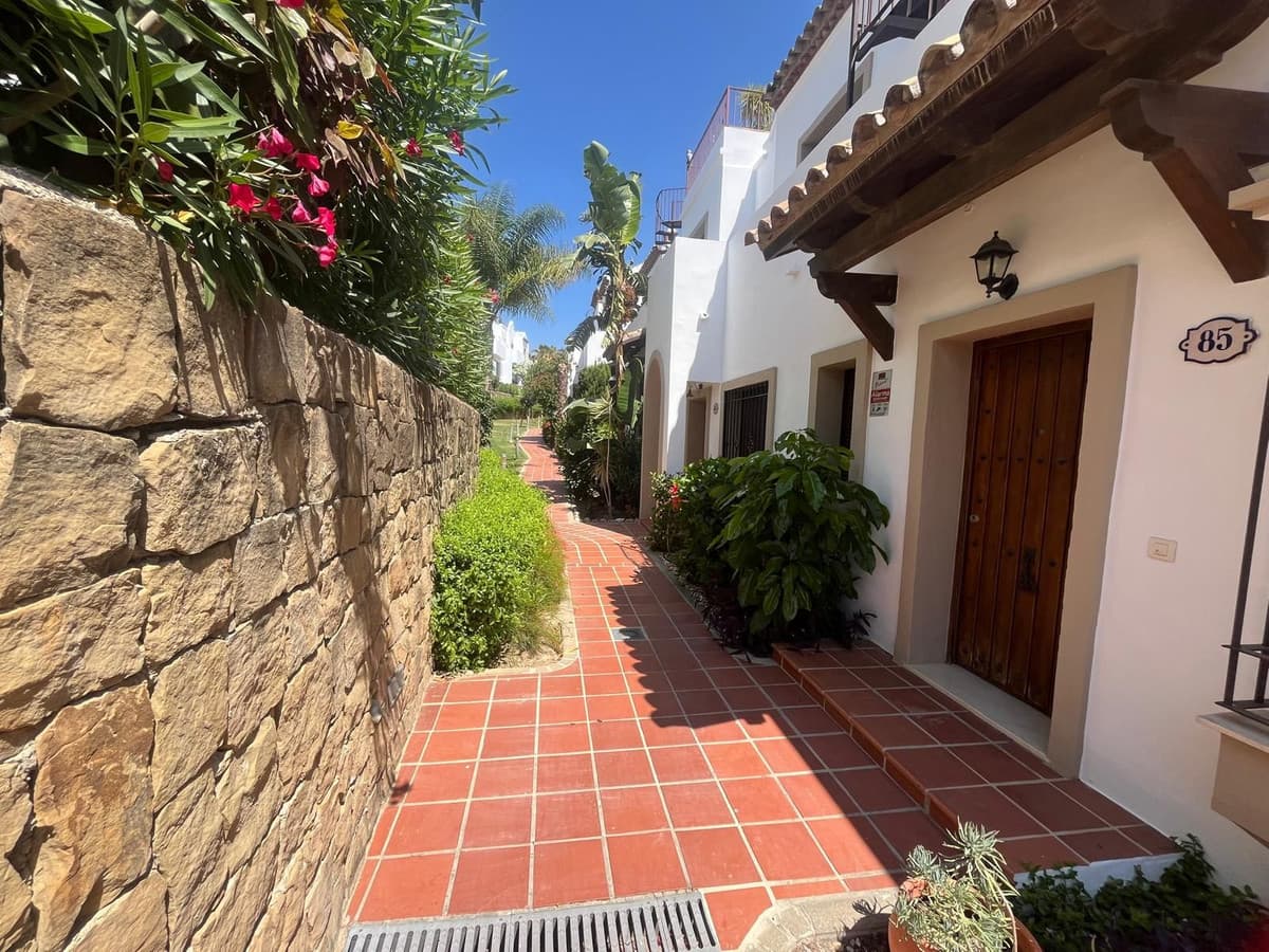 Townhouse in Estepona — photo 1 of 10