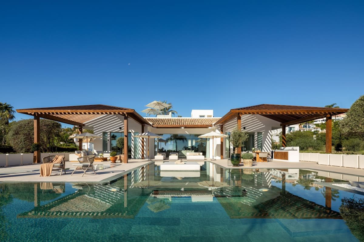Detached Villa in Nueva Andalucía — photo 1 of 10