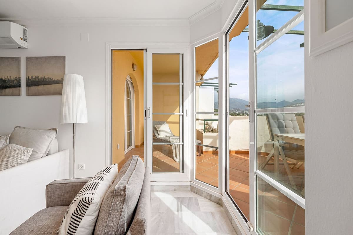 Middle Floor Apartment in Nueva Andalucía — photo 5 of 10
