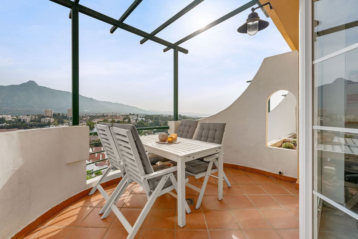 Middle Floor Apartment in Nueva Andalucía — photo 8 of 10