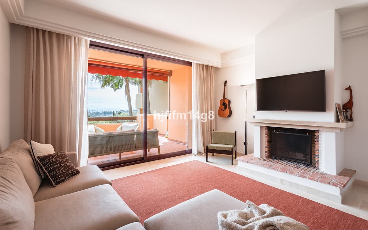 Middle Floor Apartment in Benahavís — photo 5 of 10