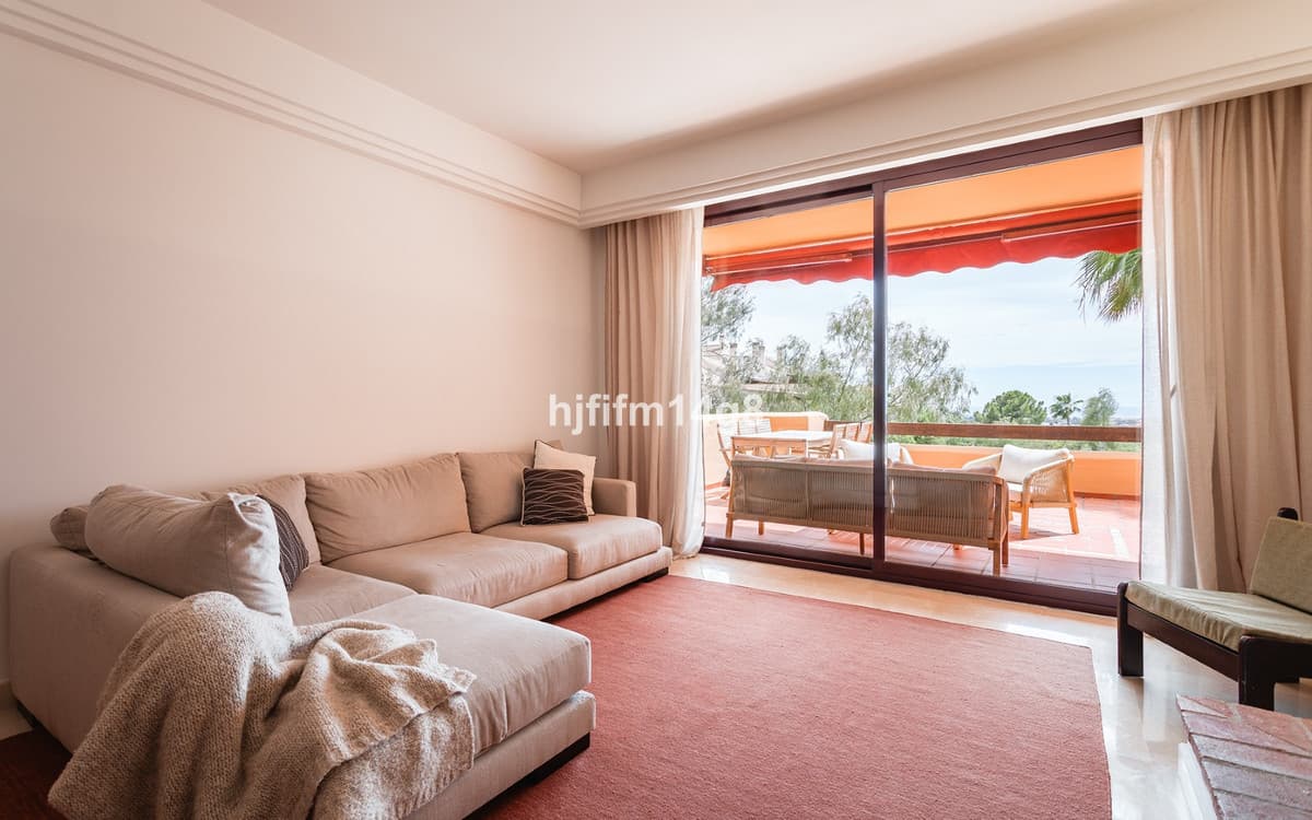 Middle Floor Apartment in Benahavís — photo 6 of 10