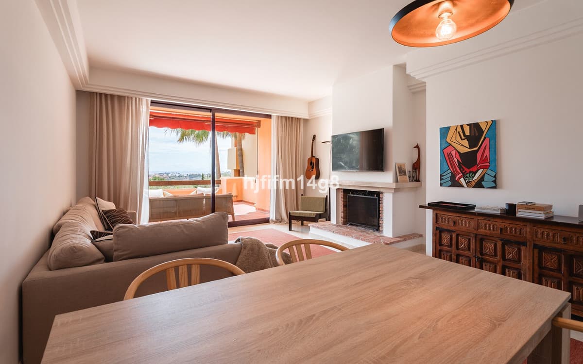 Middle Floor Apartment in Benahavís — photo 7 of 10