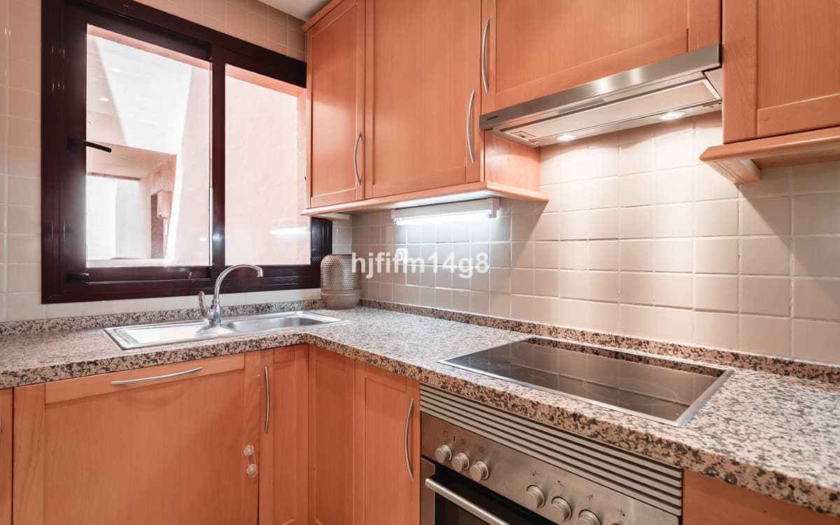 Middle Floor Apartment in Benahavís — photo 8 of 10