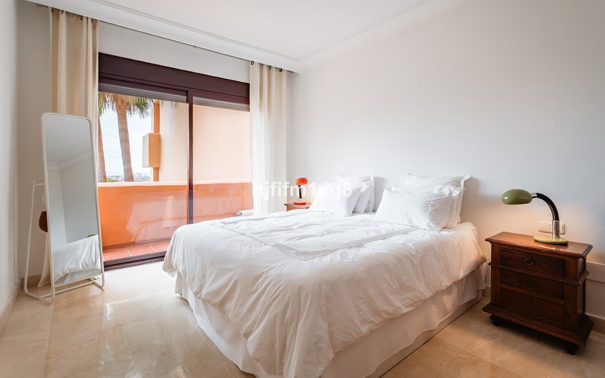 Middle Floor Apartment in Benahavís — photo 10 of 10