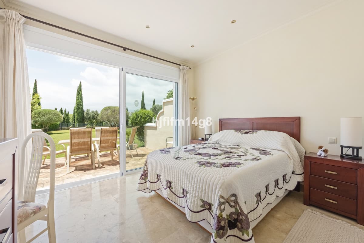 Ground Floor Apartment in Benahavís — photo 6 of 10