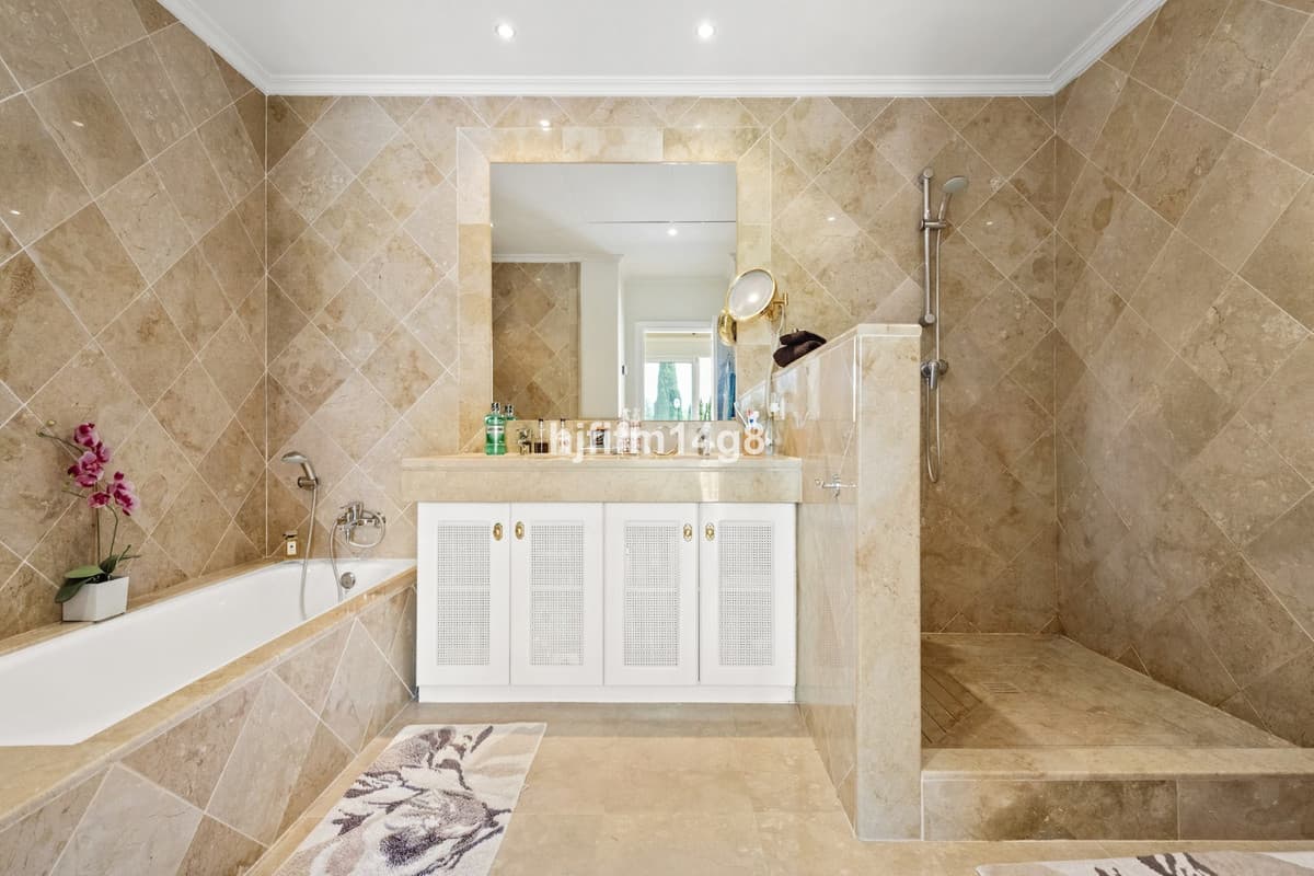 Ground Floor Apartment in Benahavís — photo 7 of 10