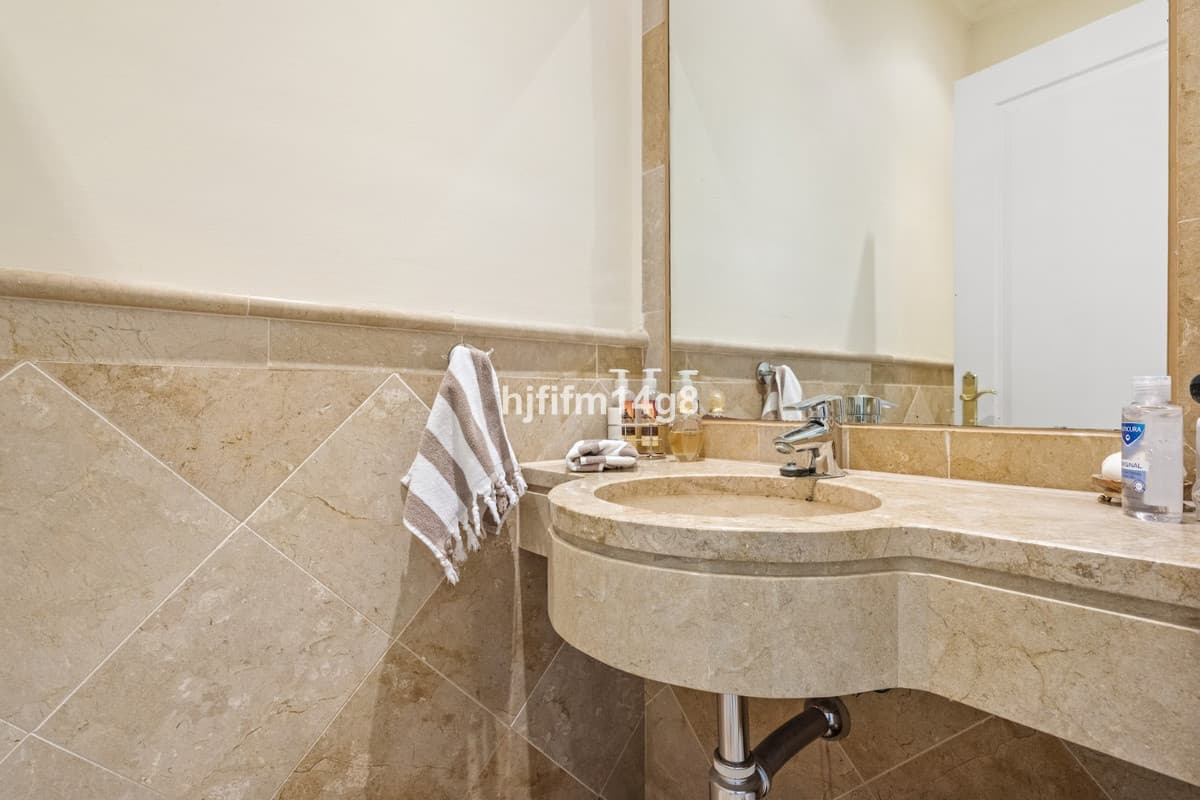 Ground Floor Apartment in Benahavís — photo 8 of 10