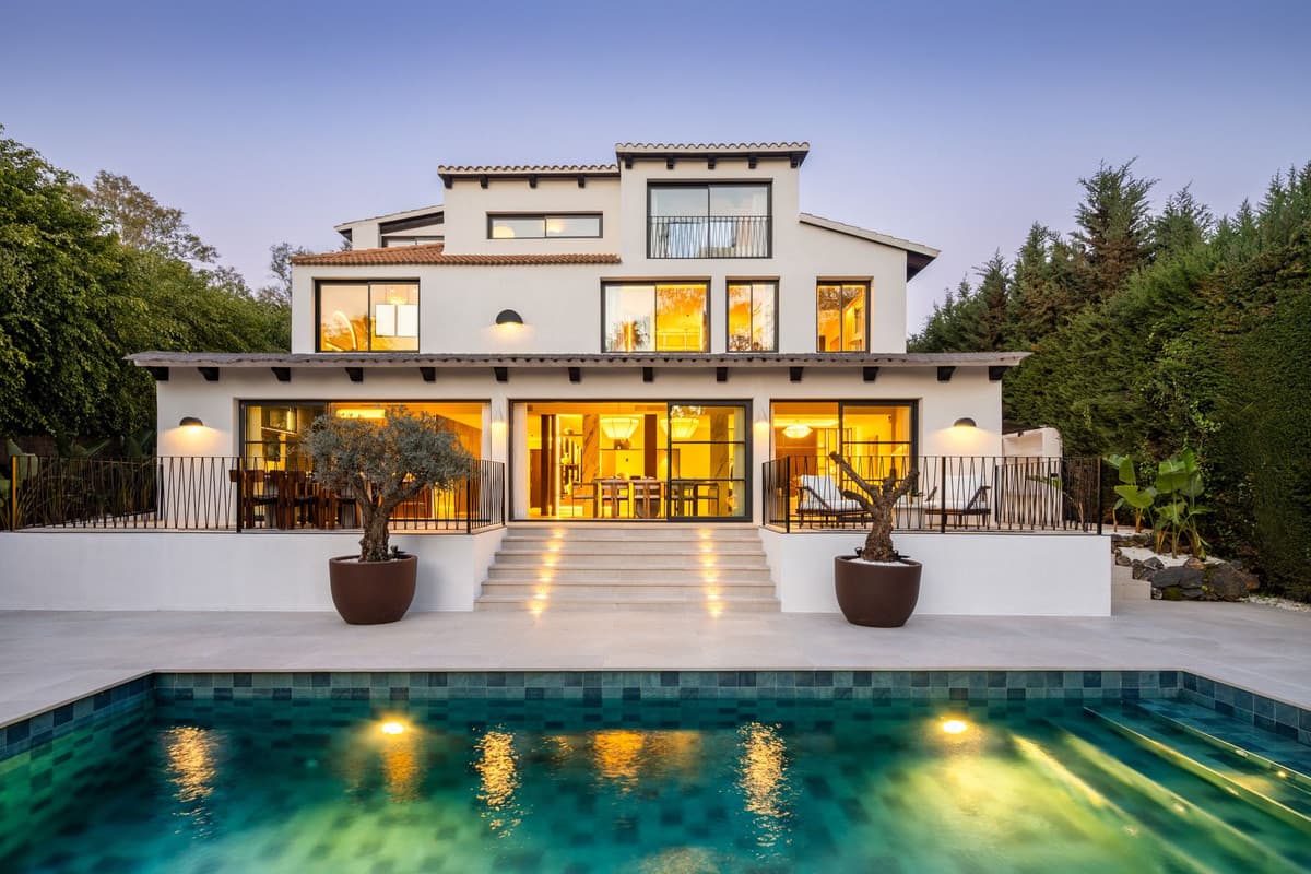 Detached Villa in Nueva Andalucía — photo 1 of 10