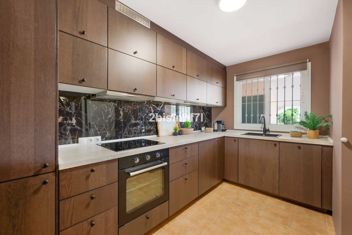 Middle Floor Apartment in Nueva Andalucía — photo 8 of 10