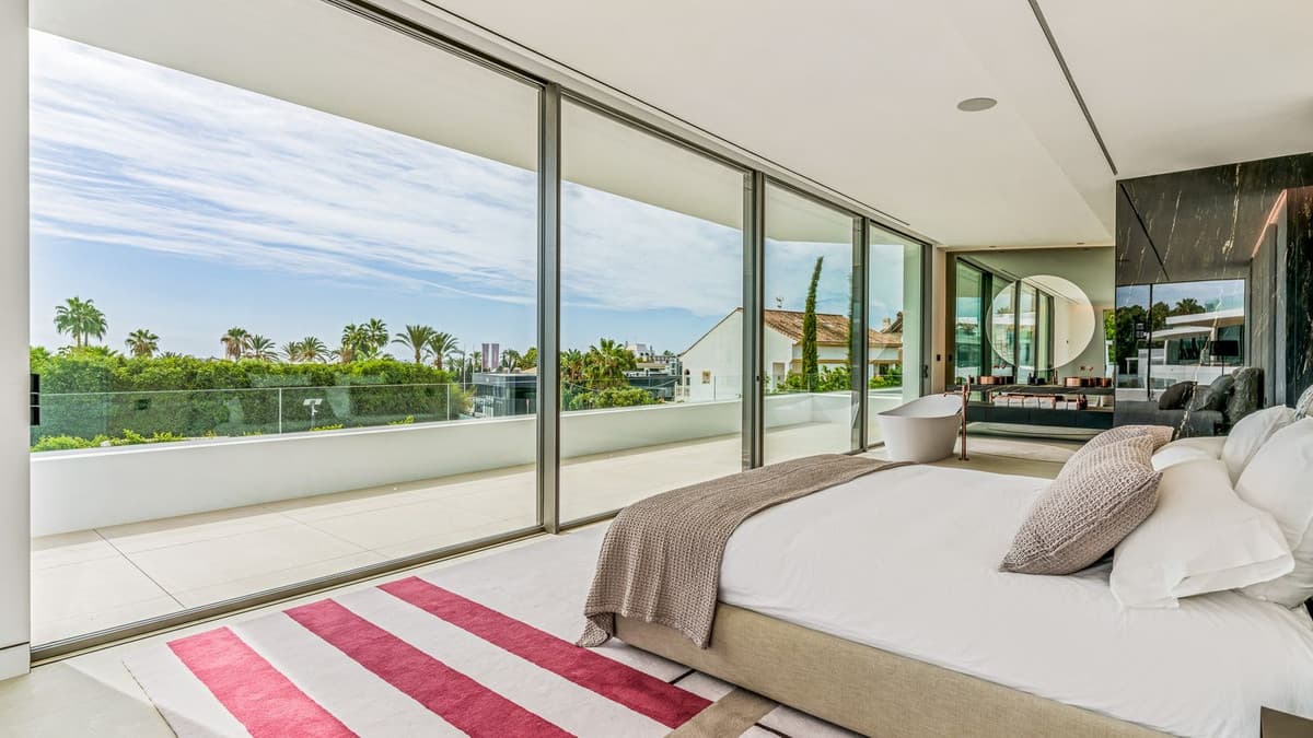 Detached Villa in The Golden Mile — photo 8 of 10