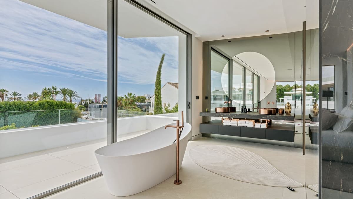 Detached Villa in The Golden Mile — photo 9 of 10