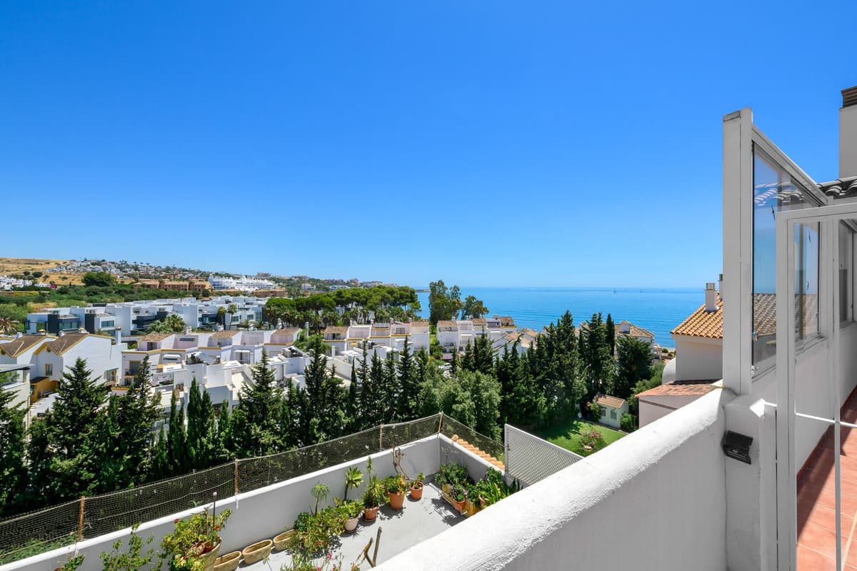 Middle Floor Apartment in Estepona — photo 1 of 10