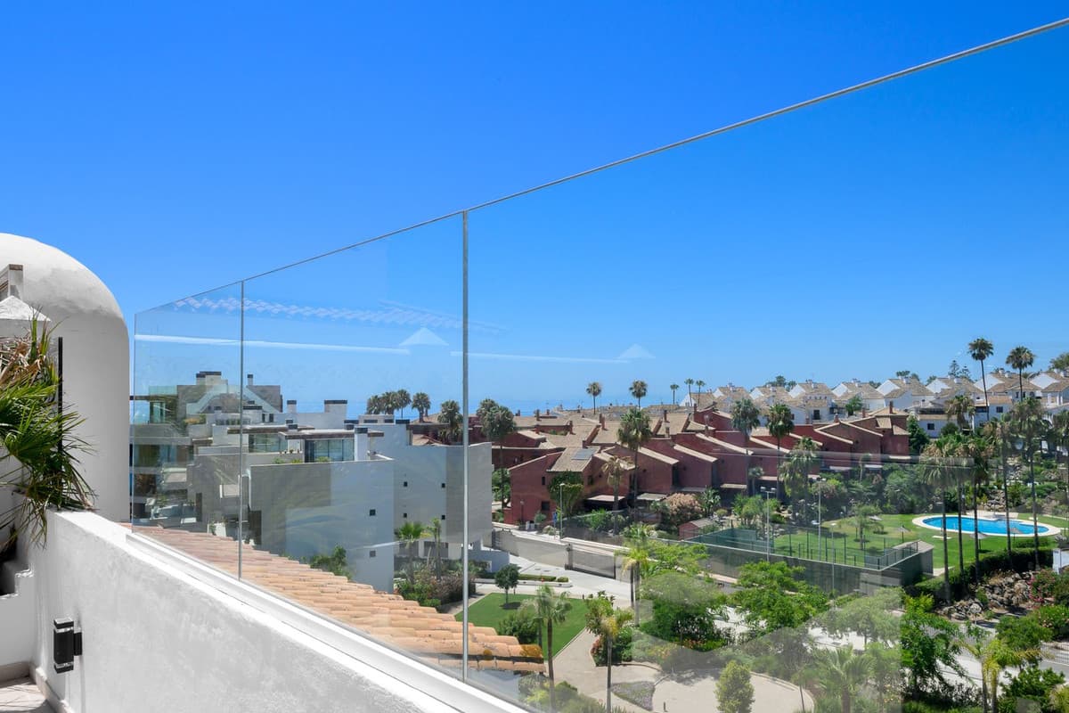 Middle Floor Apartment in Estepona — photo 3 of 10