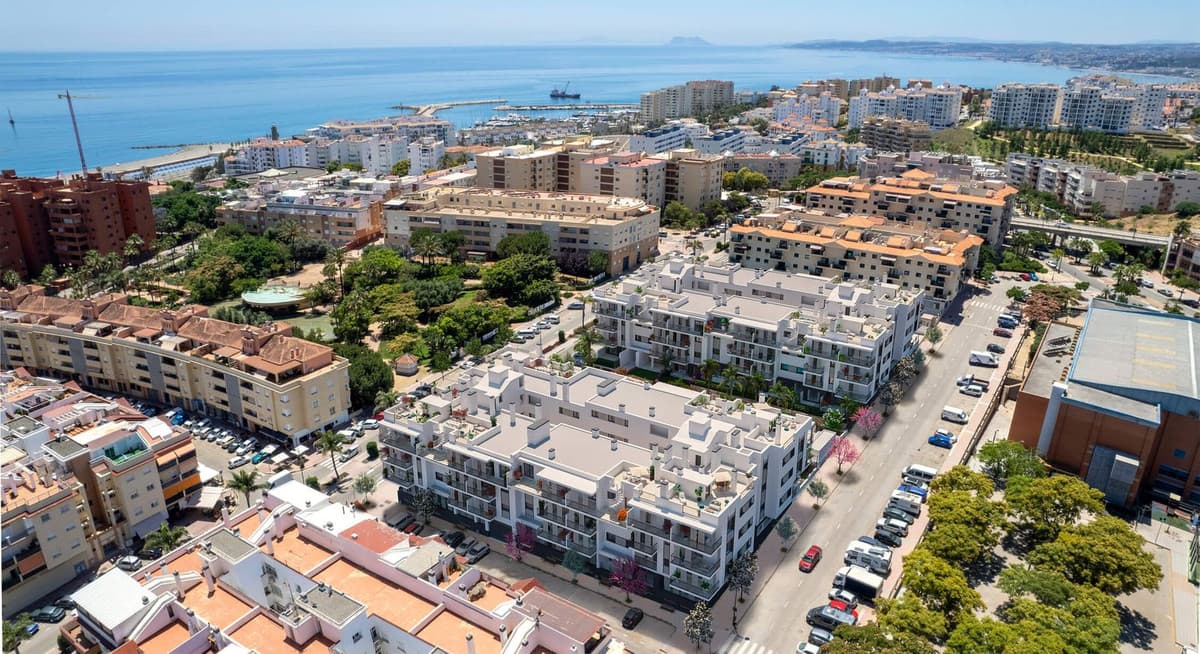 Middle Floor Apartment in Estepona — photo 1 of 10