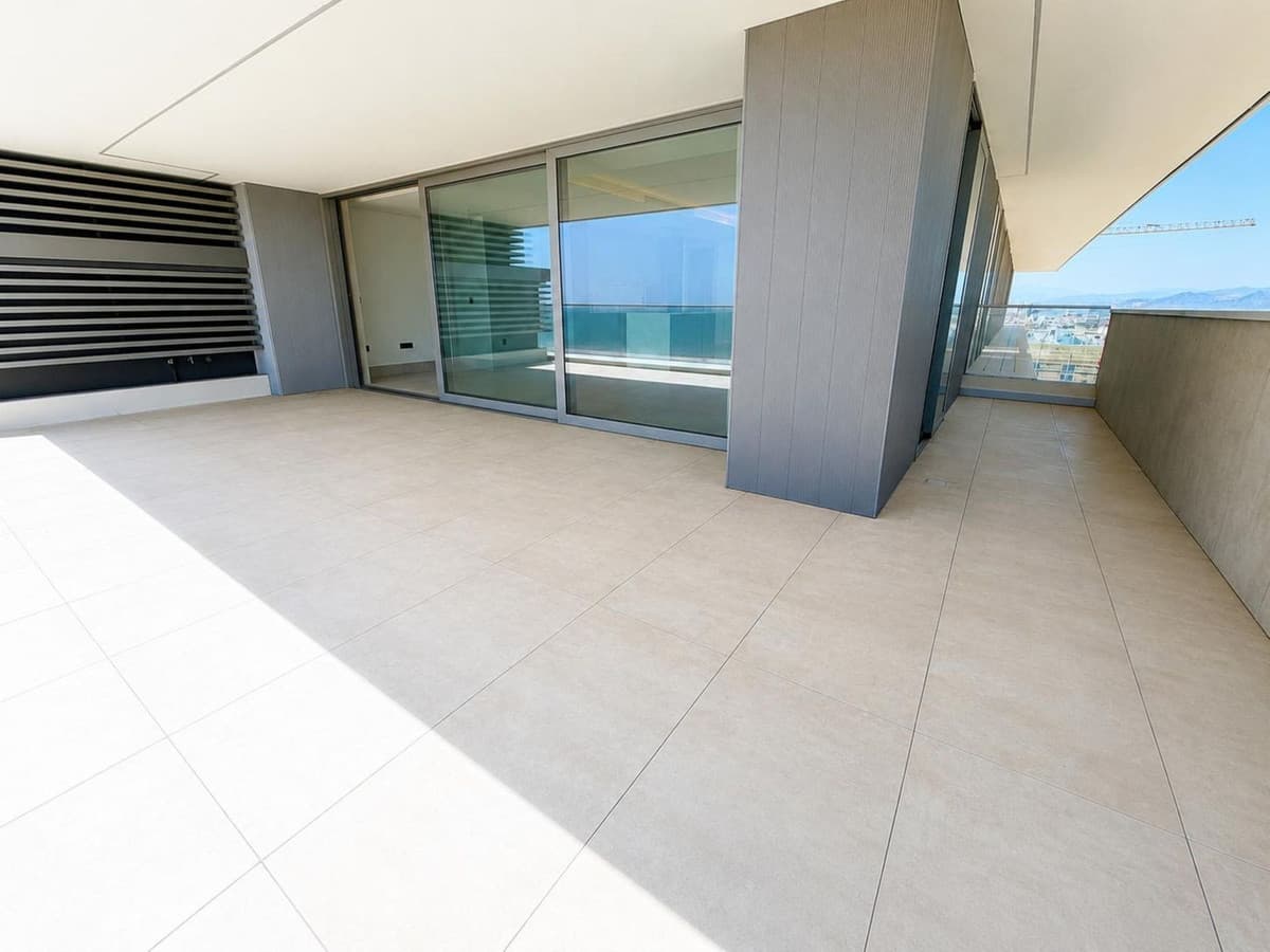 Middle Floor Apartment in Málaga — photo 4 of 10