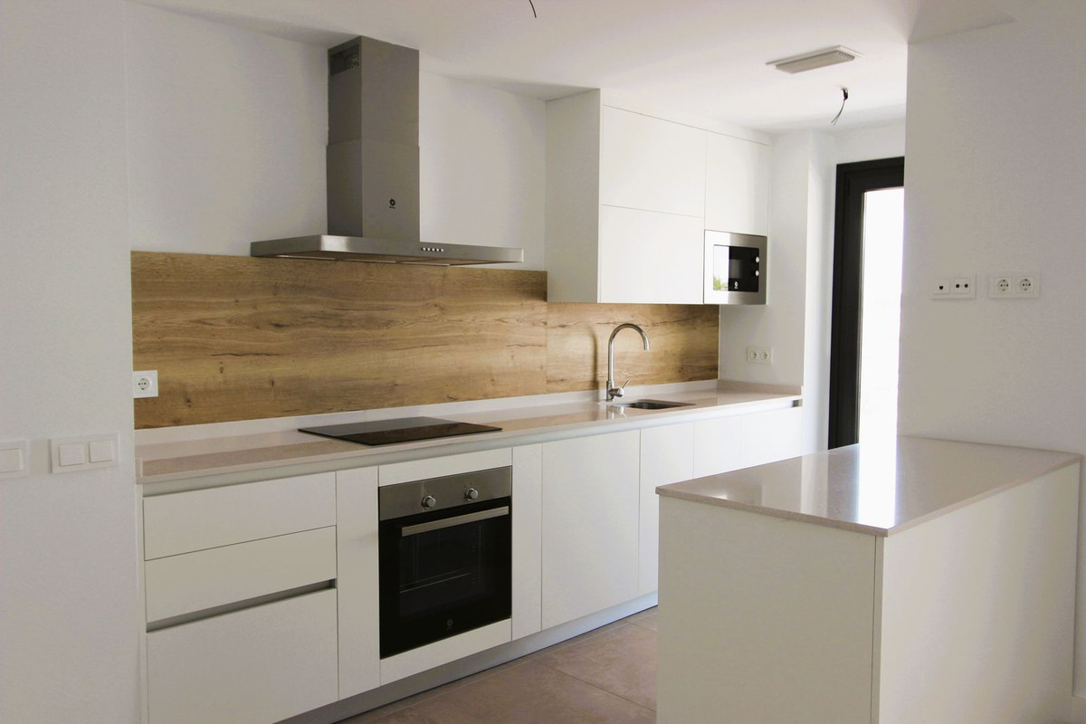 Middle Floor Apartment in Estepona — photo 4 of 10