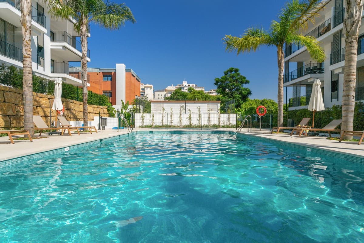 Middle Floor Apartment in Estepona — photo 1 of 10