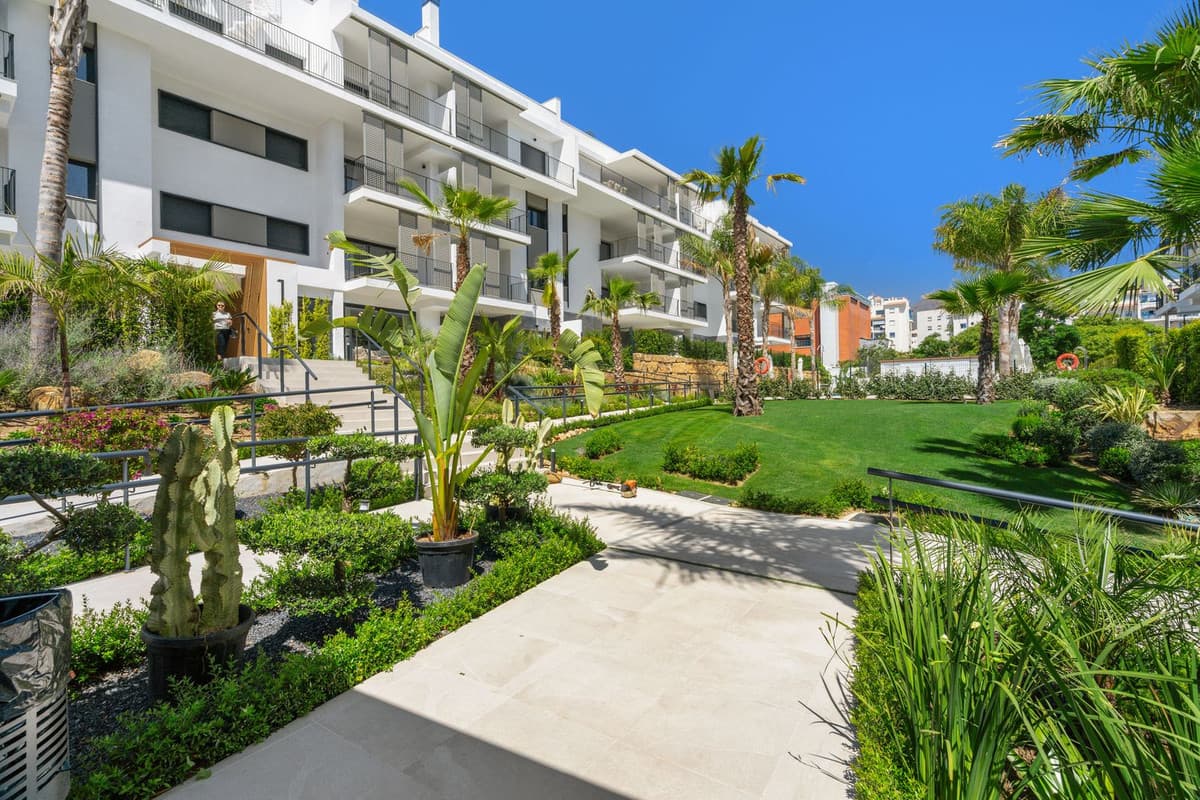 Middle Floor Apartment in Estepona — photo 2 of 10