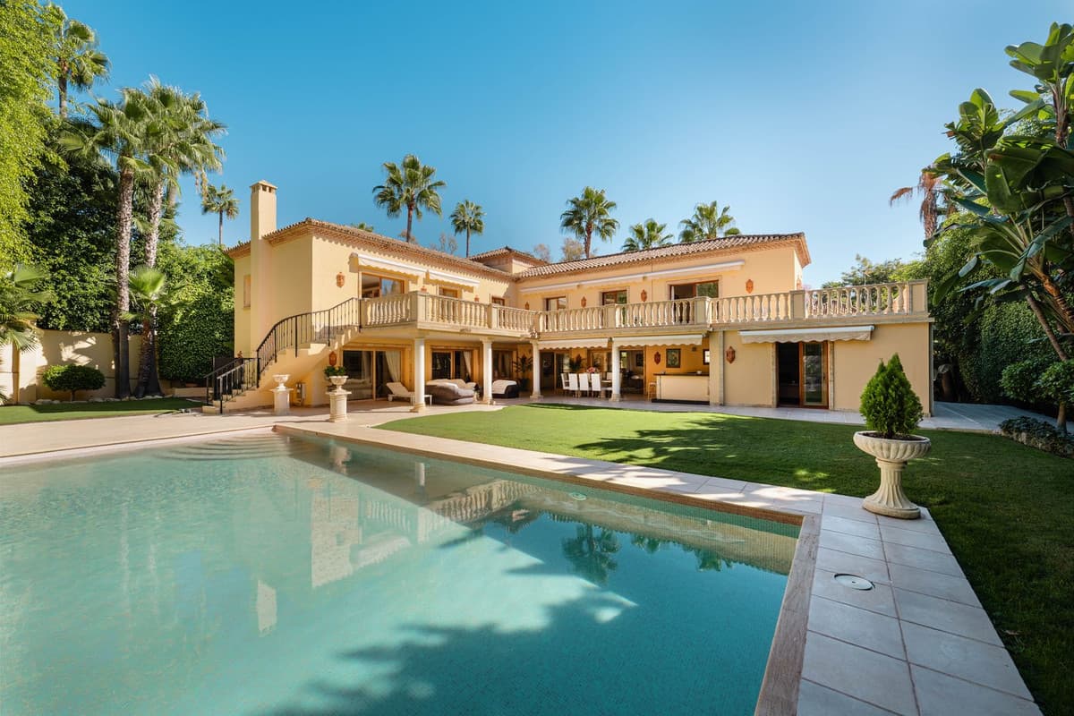 Detached Villa in Nueva Andalucía — photo 1 of 10