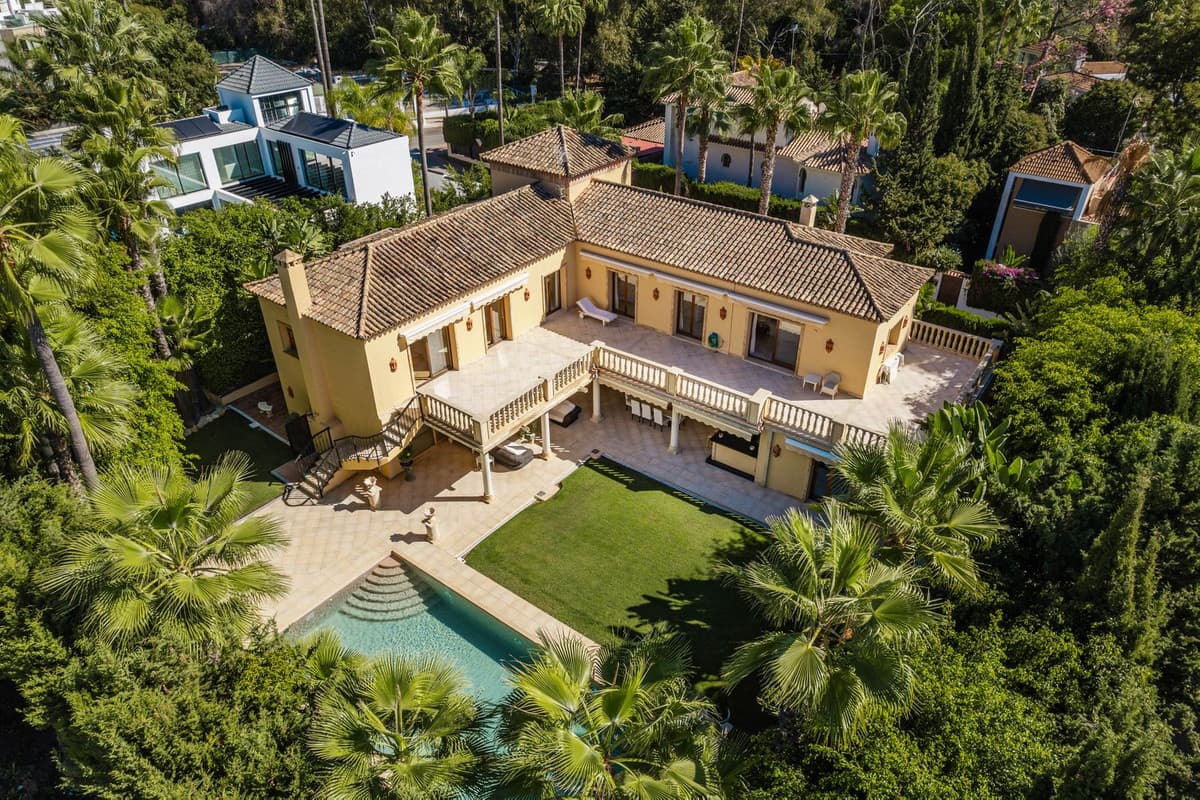 Detached Villa in Nueva Andalucía — photo 2 of 10