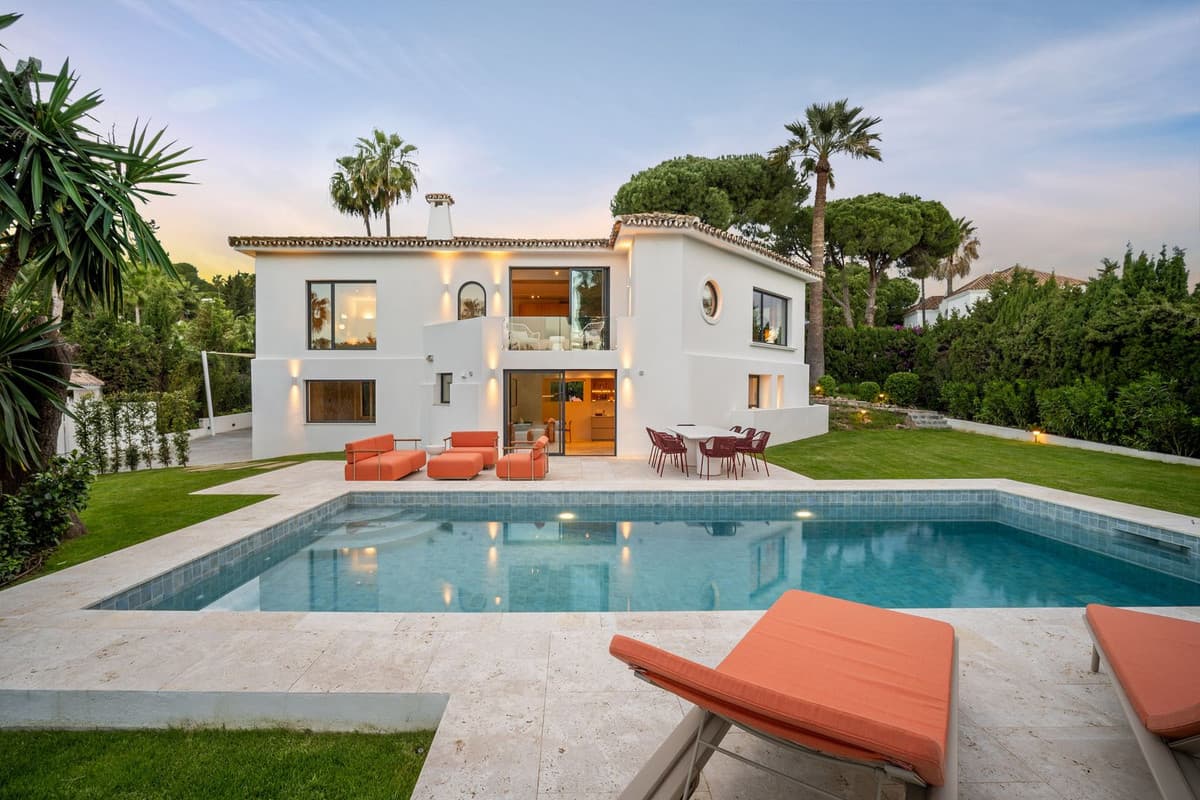 Detached Villa in Nueva Andalucía — photo 1 of 10