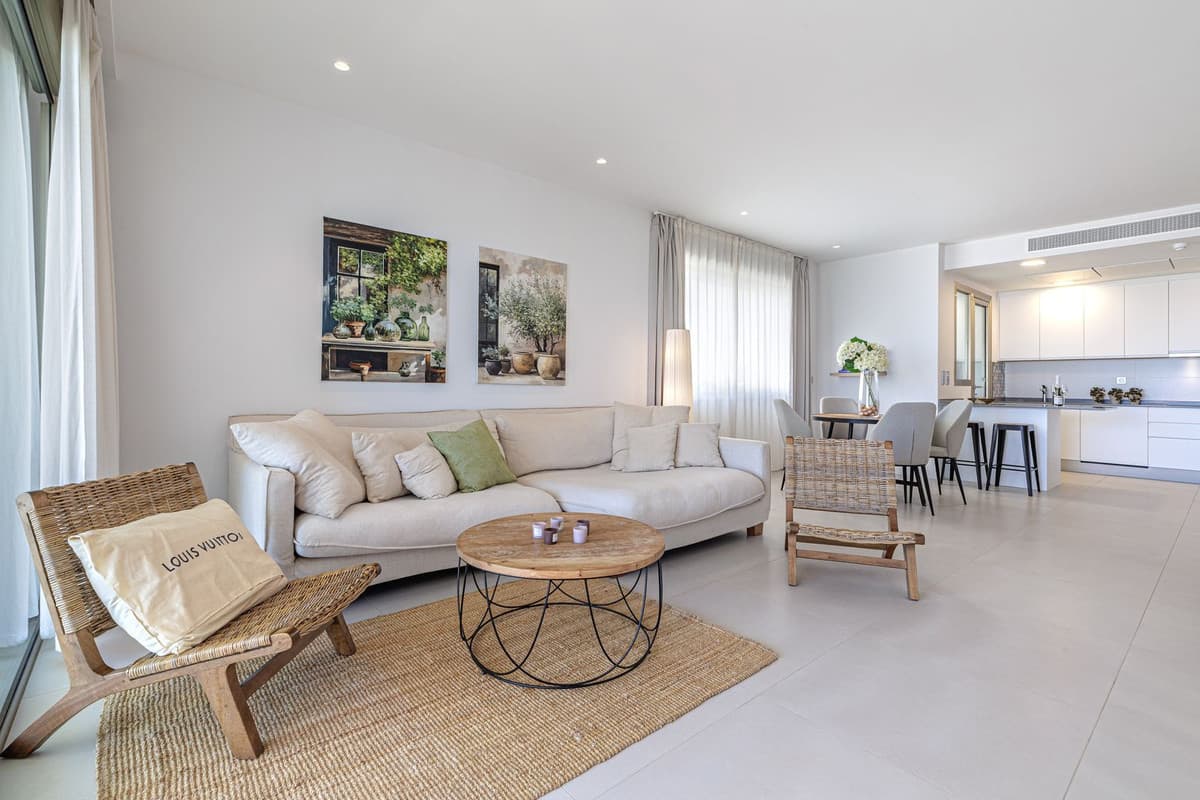 Middle Floor Apartment in Estepona — photo 3 of 10