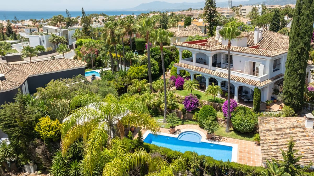 Detached Villa in Bahía de Marbella — photo 1 of 10
