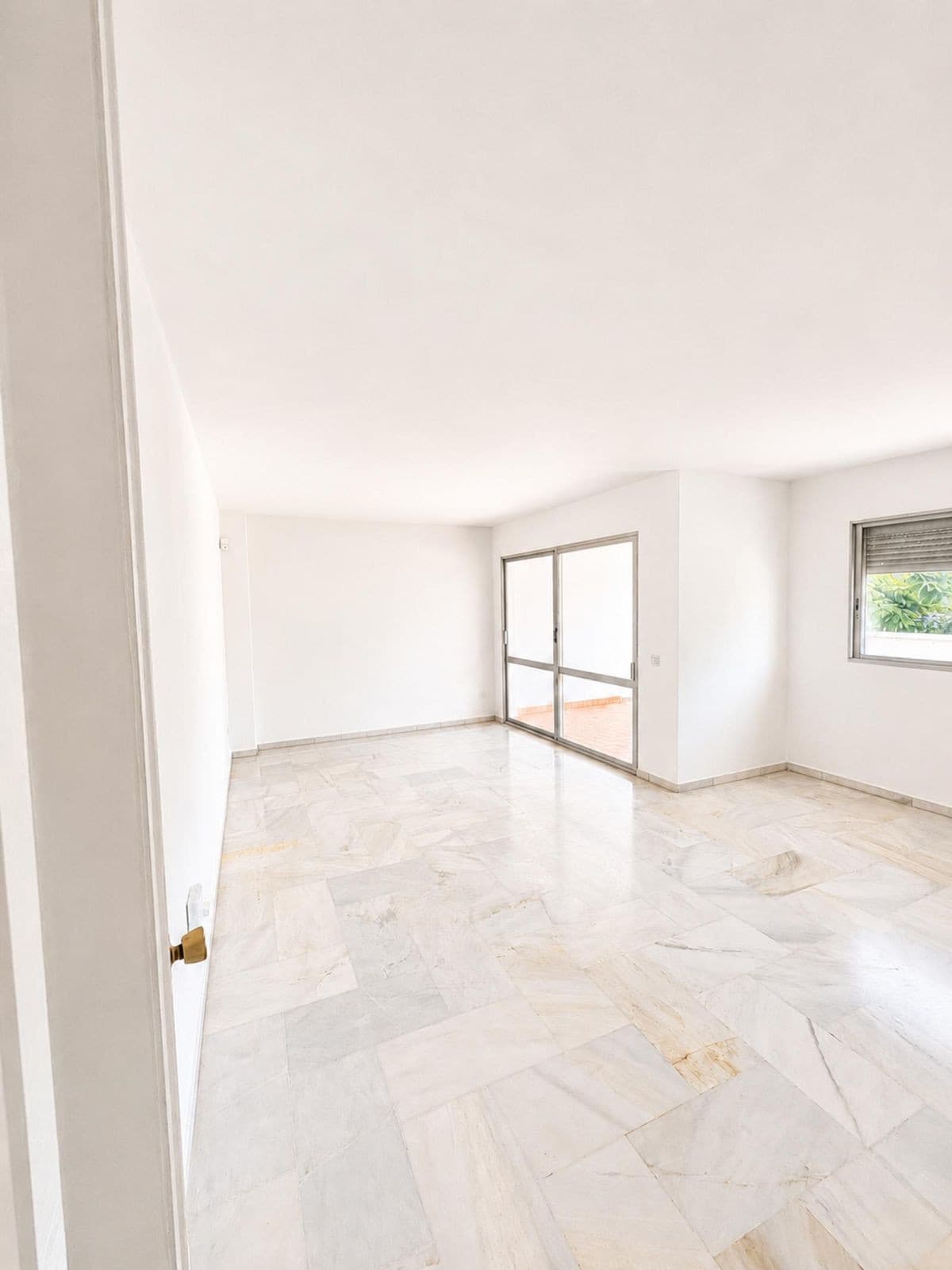Middle Floor Apartment in Fuengirola — photo 3 of 10